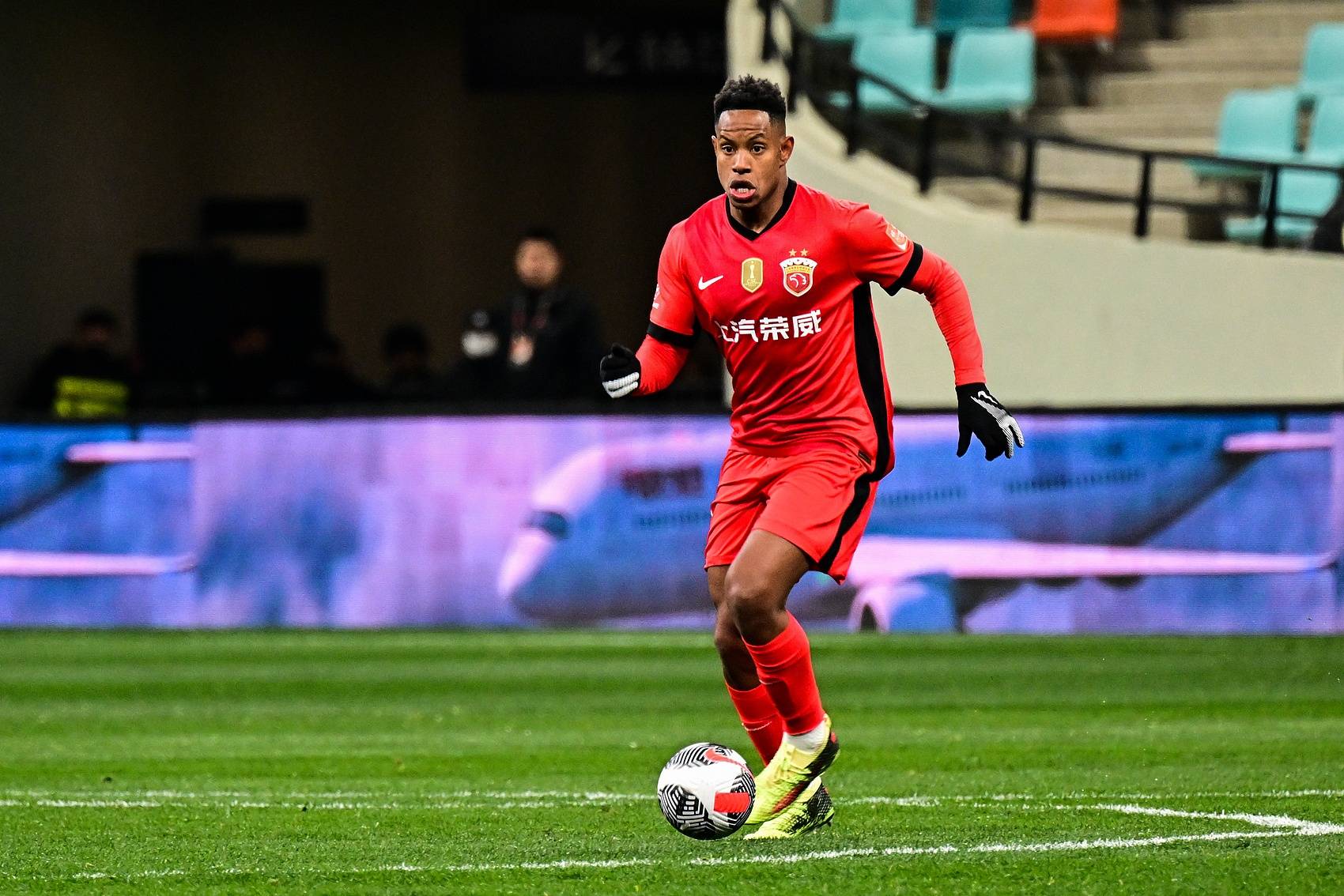 开云官方网站入口转会期中超传出新动向，上海海港刷新队史纪录，管理层表态：质疑声仍在，纪律约束更严格的简单介绍